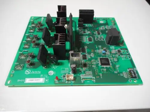 Grüne elektronische Platine mit verschiedenen Bauelementen wie Kühlkörpern und Steckplätzen, möglicherweise für ein Produkt von Remeha.